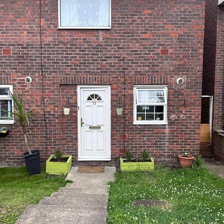 77 Blenheim Road Apartment Northolt  Exterior photo