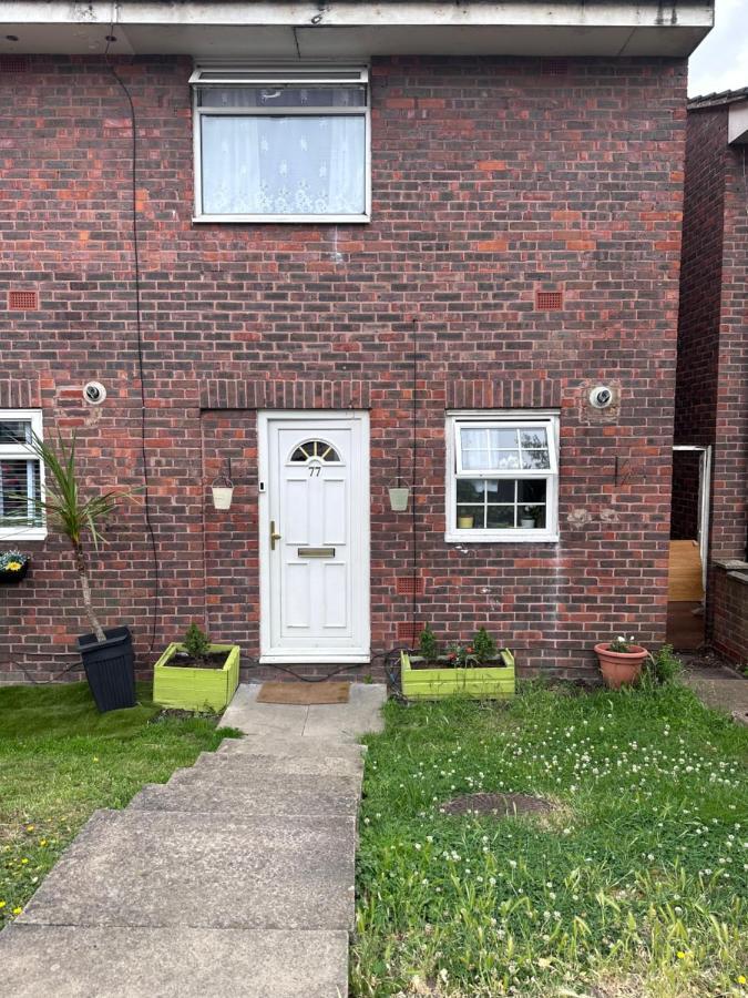 77 Blenheim Road Apartment Northolt  Exterior photo